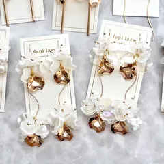 2連 ホワイト/オーロラ×ゴールド花びら《ピアス/イヤリング》