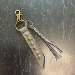 【No.s3】ハンドメイド　高級本牛革レザークラフト　チャーム　キーホルダー　グレー