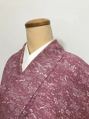 【中古】Sサイズ 小紋 化繊 薄臙脂地に風景模様