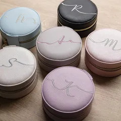 アクセサリーケース 小物入れ イニシャル ジュエリーケース 収納 （ 持ち運び 携帯用 アクセサリーポーチ ジュエリーポーチ ポーチ 旅行 通勤 刺繍 小型 丸型 ファスナー式 ホルダー付き 巾着付き おしゃれ ） 