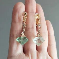 金属アレルギー対応　八面体フローライトイヤリング(ピアスにも変更可)