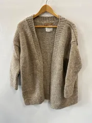 ピD90⚫︎URBAN RESEARCH DOORS ⚫︎アーバンリサーチドアーズ⚫︎ニット⚫︎カーディガン⚫︎ウール100%⚫︎ペルーニット（ペルー製）⚫︎ハンドメイド⚫︎ローゲージニット⚫︎sizeOne⚫︎グレーベージュ