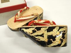レトロ七五三 ぽっくり厚底草履 鶴 松 金彩 黒台 - メルカリ