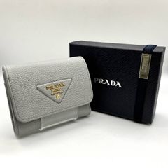 希少✨プラダ 三つ折り財布 ダイノ シボ革 レザー 三角ロゴ グレー 