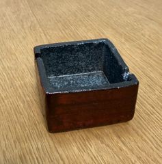 昭和レトロ 鋳鉄製四角形灰皿 - メルカリ