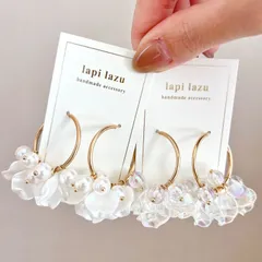 ボリューム ホワイトor オーロラ 花びら《フープピアス》