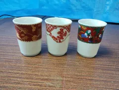 Uﾒ394【美品】九谷　暁堂　湯飲み？　３個/花鳥/もみじ/人物/桜？/梅？/工芸品/九谷焼/高さ7.5cm/直径5.5cm/1個96g/陶器/陶芸/茶碗/茶道具/