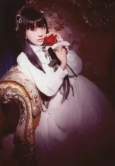 【中古】生写真(女性) 喜多村英梨/膝上・衣装白・座り・両手バラ/CD「Revolution 【re：i】」リリース記念イベント特典ブロマイド