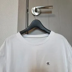 (送料込み) カルバン・クライン 白 Tシャツ 新 商品