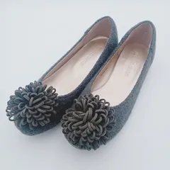 【可愛い】GRAND CHARIOT パンプス 23cm グレー フラット ぺたんこ コサージュ フェルト調  花飾り モチーフ シューズ DEC-0052