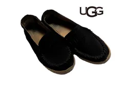 ●UGG　Australia　アグ　スエードシューズ/mo-A-215-6132-1.4/高級/正規品/本物/快適/高品質スエード/天然シープスキン/柔らかい/履き心地 スエード素材のフリンジ付きモカシンスタイルの黒いスニーカー。のサムネイル