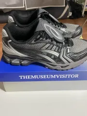 アシックス x THE MUSEUM VISITOR ゲル カヤノ 14 クレー グレー グレイシア グレー