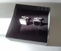 白蝶貝とブラックオニキスの白黒カフリンクス サイドにスワロフスキーの煌めき