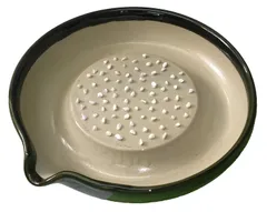 もとしげ もとしげ おろし器 織部 (直径約18cm・すべり止め付) 底 日本製 シリコン テーブルを傷つけない 皿 大根おろし 石見焼 元重製陶所