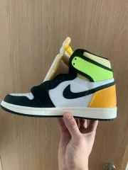 ナイキ エアジョーダン 1 レトロ ハイ OG ボルト GOLD