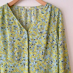 【IENA イエナ】フラワープリントブラウス　花柄　サックス×イエロー