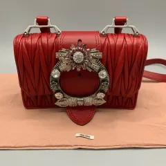 267000476 MIU MIU ミュウミュウ マトラッセ バックル クロスバック レッド
