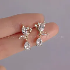 ピアス 耳飾り ゴールドカラー 金色 蝶々 蝶 フェイクストーン キラキラ 可愛い 大人可愛い シンプル レディース ジュエリー イベント パーティー 大人かわいい デイリー ガーリー フェミニン 個性的 結婚式 デート