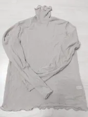 フリルネック 長袖 Tシャツ 新品です 薄い素材で 可愛らしいデザインです