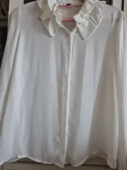 白フリルブラウスです。状態は写真参考してください。