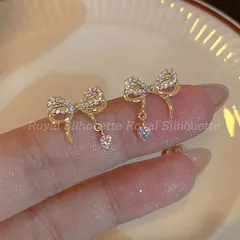 ピアス 耳飾り ゴールドカラー 金色 キラキラ フェイクストーン リボン 可愛い 大人可愛い シンプル レディース ジュエリー イベント パーティー 大人かわいい デイリー ガーリー フェミニン シンプル デート