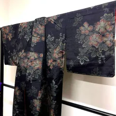 小紋　紬　花模様　紬地　黒地　着物　113tz