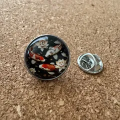 p261【優雅に泳ぐ錦鯉】蓮の花と和の彩り　ピンバッジ ラペルピン