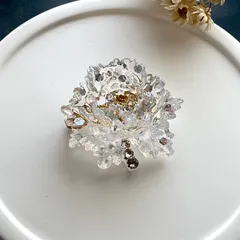 凛花（りんか）ブローチ ― クリスタルホワイト ―セレモニーに映える 上品フラワーブローチ  卒業式・入学式・フォーマル・母の日ギフト ハンドメイド