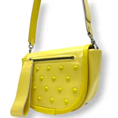 マークバイマークジェイコブス ショルダーバッグ ポシェット クロスボディ 斜め掛け可 サドル フラップ スタッズ エナメル パテントレザー イエロー シルバー金具 レディース コンパクト ポップ カジュアル フェミニン お出かけ デート s5