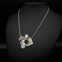 SWAROVSKI スワロフスキー ネックレス ペンダント クリスタル サークルモチーフ オーロラ 虹色 シルバーカラー 上品 可愛い きらきら 存在感 アクセント ギフト プレゼント 贈り物