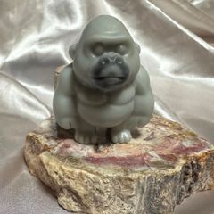 天然石　愛嬌のあるゴリラくん　シナバー 天然石 愛嬌のあるゴリラくん 赤色ムーアカイト - メルカリ
