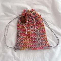 【ハンドメイド・完成品】メッシュナップサック　リュック　バッグ　編み物　毛糸　内布・カラビナ・肩紐付き　マルチカラー　赤系　ランダム模様