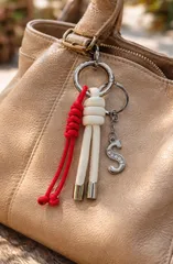 【イニシャル選べる】ノットデザイン レザー調コード キーホルダー バッグチャーム （ギフト / ペア / 推し活に）アイボリー×レット