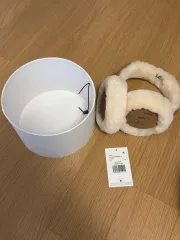 アグ 刺繍 ロゴ イヤーマフ チェスナット