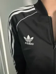 アディダス ブラックジャージ