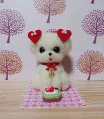 羊毛フェルト　ハートの飾りが可愛いマルチーズ　ケーキ付き
