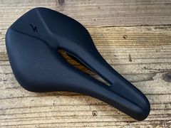 軽量カーボンサドル180g リアライト付 - メルカリ