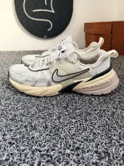 ナイキ スニーカー 白 メッシュ