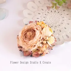 ベージュラナンキュラスと白い薔薇のコサージュ　卒業式　入学式　卒園式　入園式　フォーマル　謝恩会　ママコーデ　発表会　コサージュ 　ベージュ　ラナンキュラス