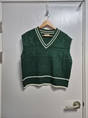ダークグリーン Vネック ケーブル ニットベスト (ユニセックス)