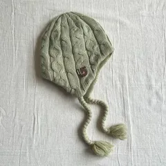 archive　Burton Snowboards　バートン　耳当て付き　ケーブル編みニット帽　ビーニー　フライトキャップ　フリンジ紐　ワンポイント矢印ロゴ　くすみグリーン　フリース裏地　flight knit cap　beanie　Y2K　C-BOY　平成