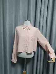 後ろボタン ピンク シャツ