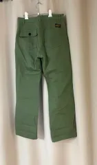 カーキ色 ズボン