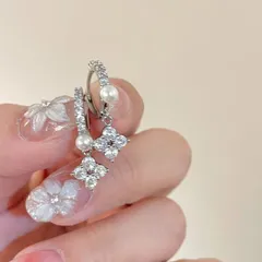 パール＆フラワービジューロングフープピアス レディース キラキララインストーン 上品フェミニン 華やか 揺れるデザイン デート 結婚式 二次会 パーティー 高見え エレガントアクセサリー