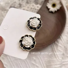 ヴィンテージ風カメリアフラワーピアス レディース モノトーン 白黒 バラモチーフ エレガント 上品 レトロ ゴールド縁取り 大ぶり 華やか パーティー デート おしゃれアクセ