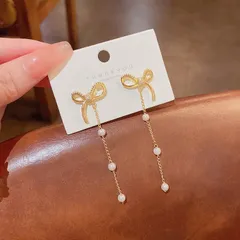 ゴールドリボンパールチェーンピアス レディース 揺れる ロングデザイン 上品 フェミニン 韓国風 華奢チェーン 小粒パール デート パーティー 結婚式 二次会 アクセサリー