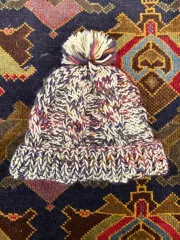 クリーム ミックス ケーブル ポンポン ビーニー