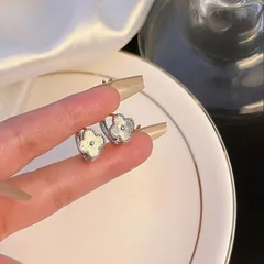 ヴィンテージ風フラワースタッドピアス ホワイトエナメル シルバー縁取り 上品フェミニン ガーリー 韓国系 清楚見え 小ぶり華やか デート通勤用