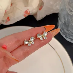 キラキラリボンビジューピアス ゴールドカラー ラインストーン 華やかガーリー フェミニン 韓国風 高見え 小ぶり可愛い パーティー デート