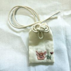手刺繍 小花のお守り袋 チェック柄 御守り袋 ハンドメイド - メルカリ
